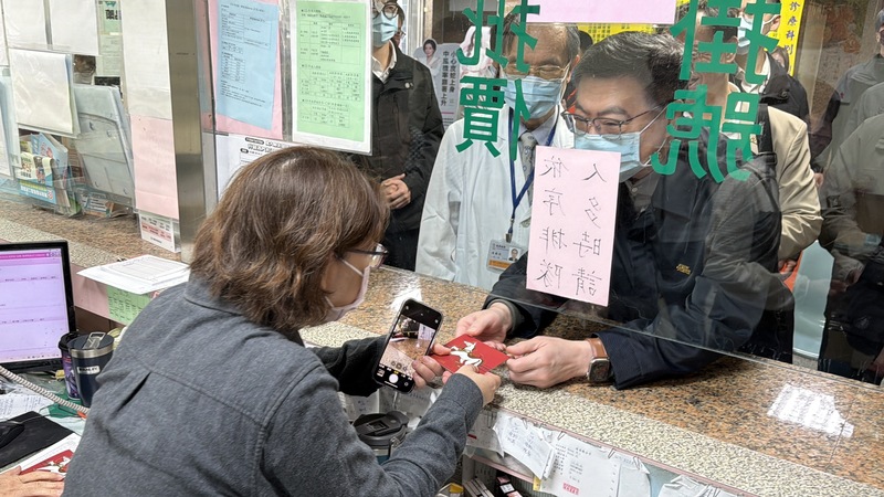行政院長卓榮泰（右）19日到高雄市，視察文雄醫院「輕急症中心（UCC）」並慰勉醫護人員。
