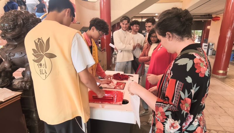 南非南華寺新春活動中，民眾參與傳統拓印體驗活動，在志工指導下親手製作作品，感受中華文化魅力。
