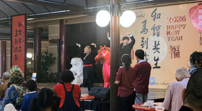 南非南華寺上週六（14日）晚間圍爐活動，青年營隊帶來馬年串燒歌舞表演，為新春慶典增添熱鬧氣氛。
