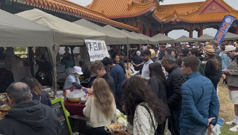南非南華寺上週末舉辦新春蔬食品嘗會，設置多個蔬食攤位，吸引民眾排隊選購與品嘗，展現蔬食文化推廣成果。