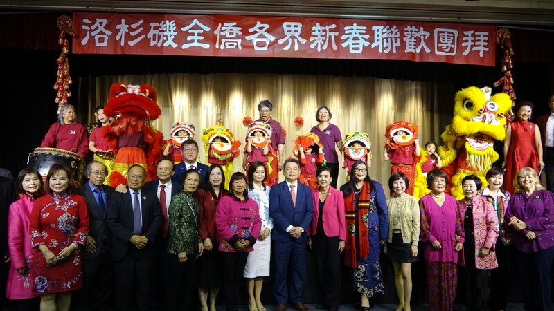 駐洛杉磯台北經濟文化辦事處22日舉行新春團拜，聯邦眾議員趙美心（Judy Chu）（右7）等民選官員出席。
