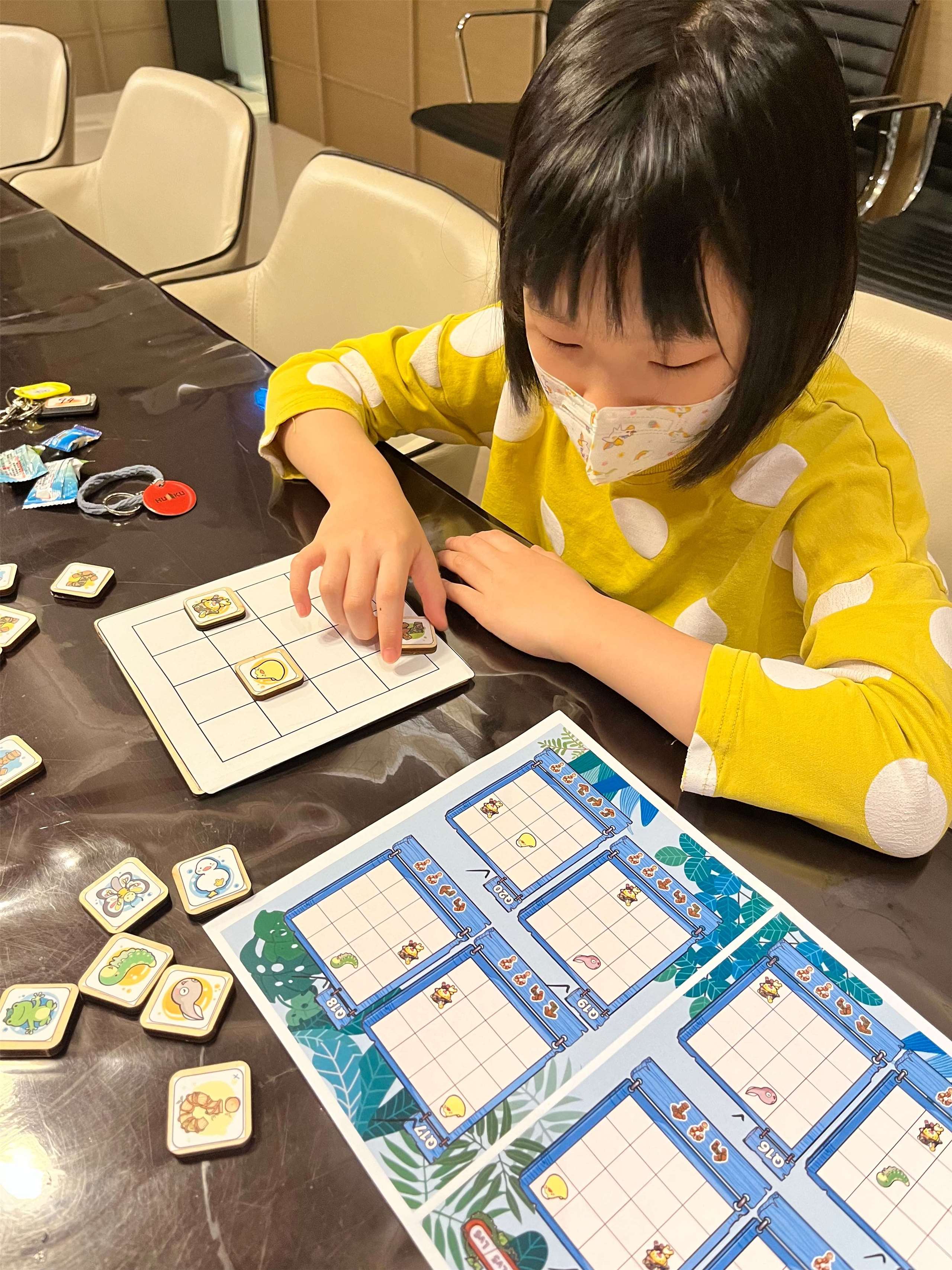 小朋友在玩桌遊做訓練