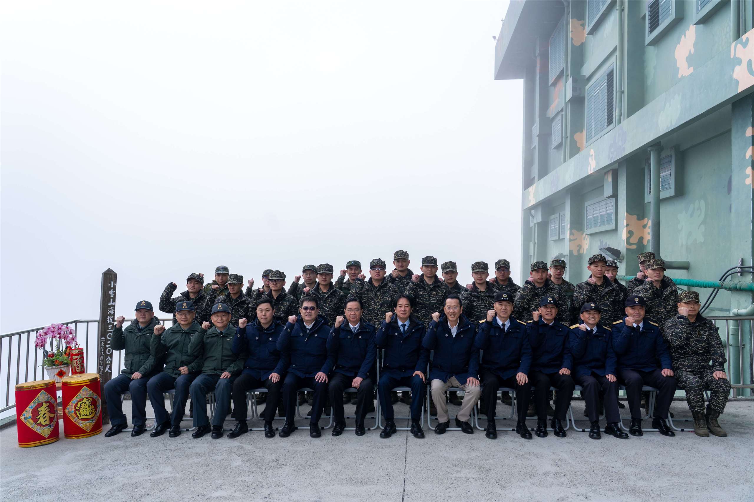 賴清德總統今天(6日)上午前往台中勗勉海軍小雪山雷達站，感謝雷達站官士兵全年無休守護國家，並與全體官兵合影。(總統府提供)