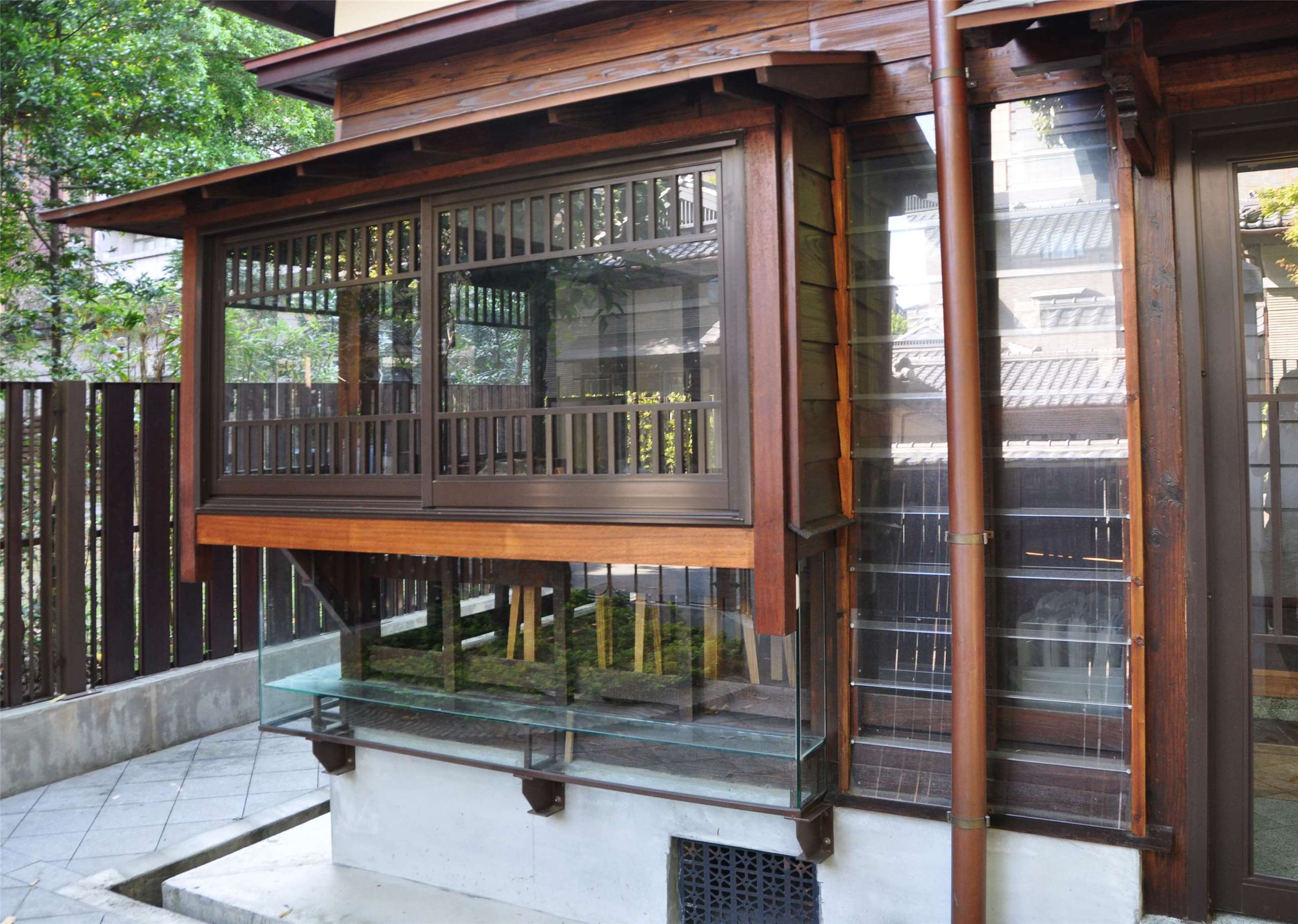 佚失部分構件以玻璃與金屬取代