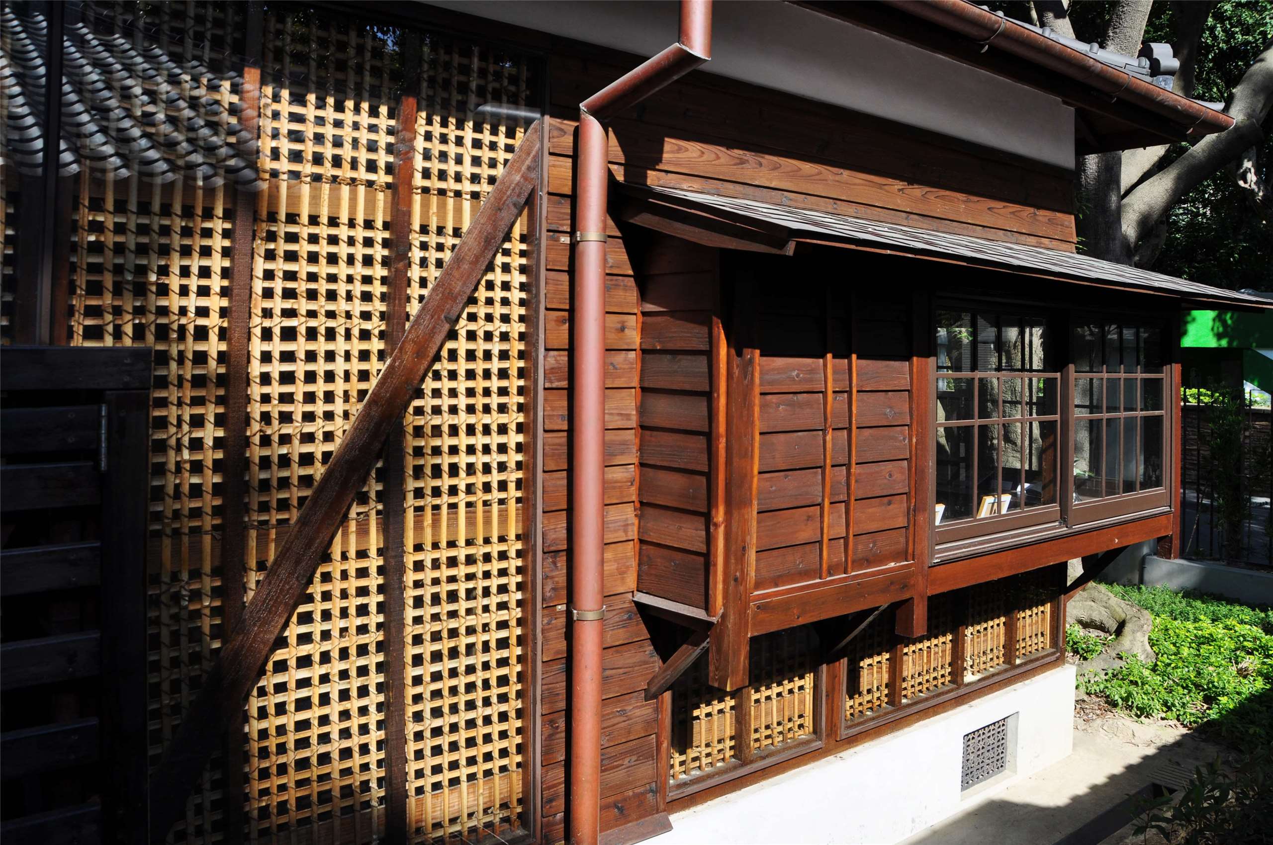 佚失部分以傳統竹編露出