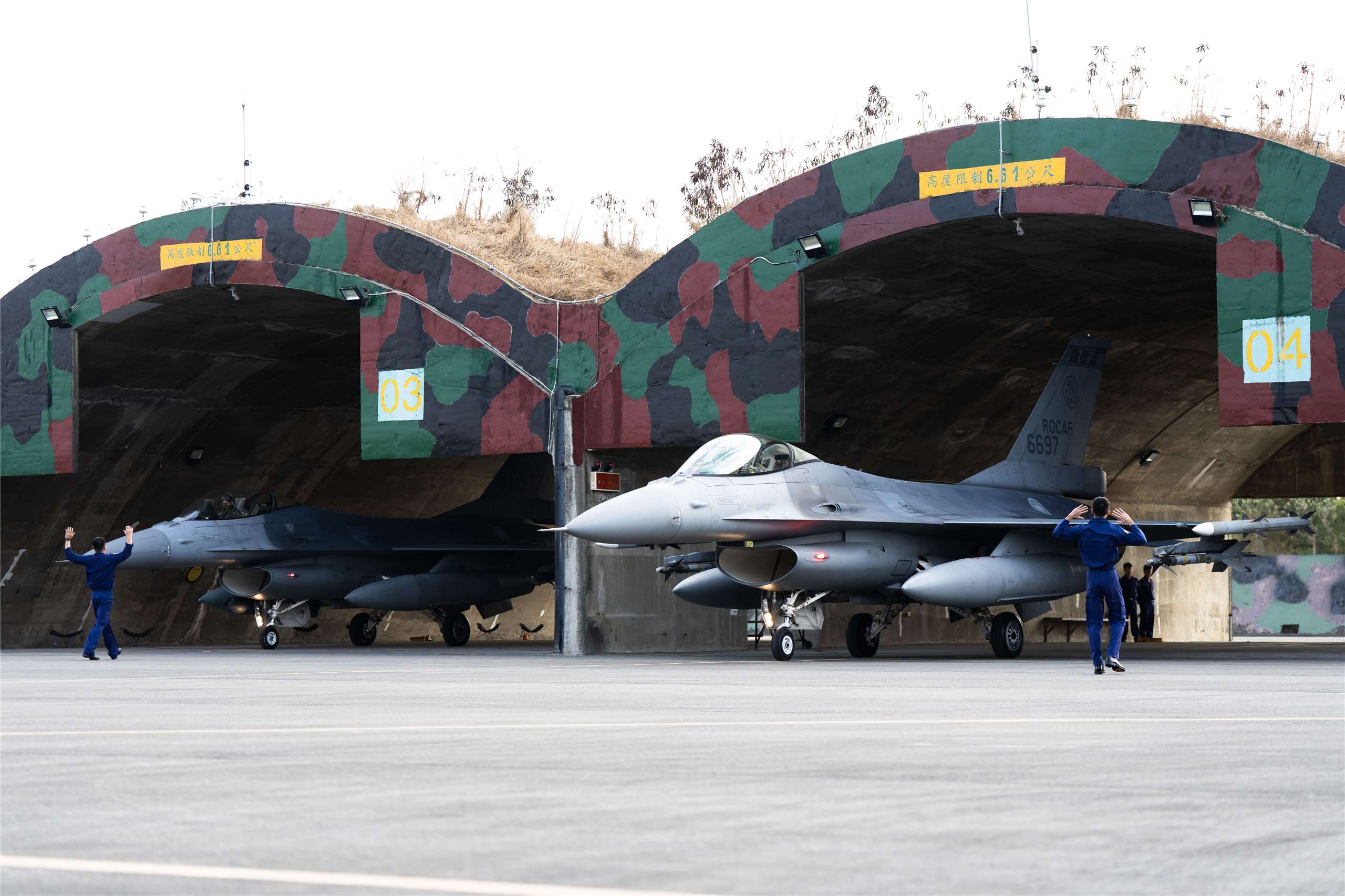 空軍四聯隊於嘉義基地執行F-16V戰機「緊急起飛」，飛行員及地勤人員需在6分鐘內完成整備並起飛。(楊仁翔 攝)