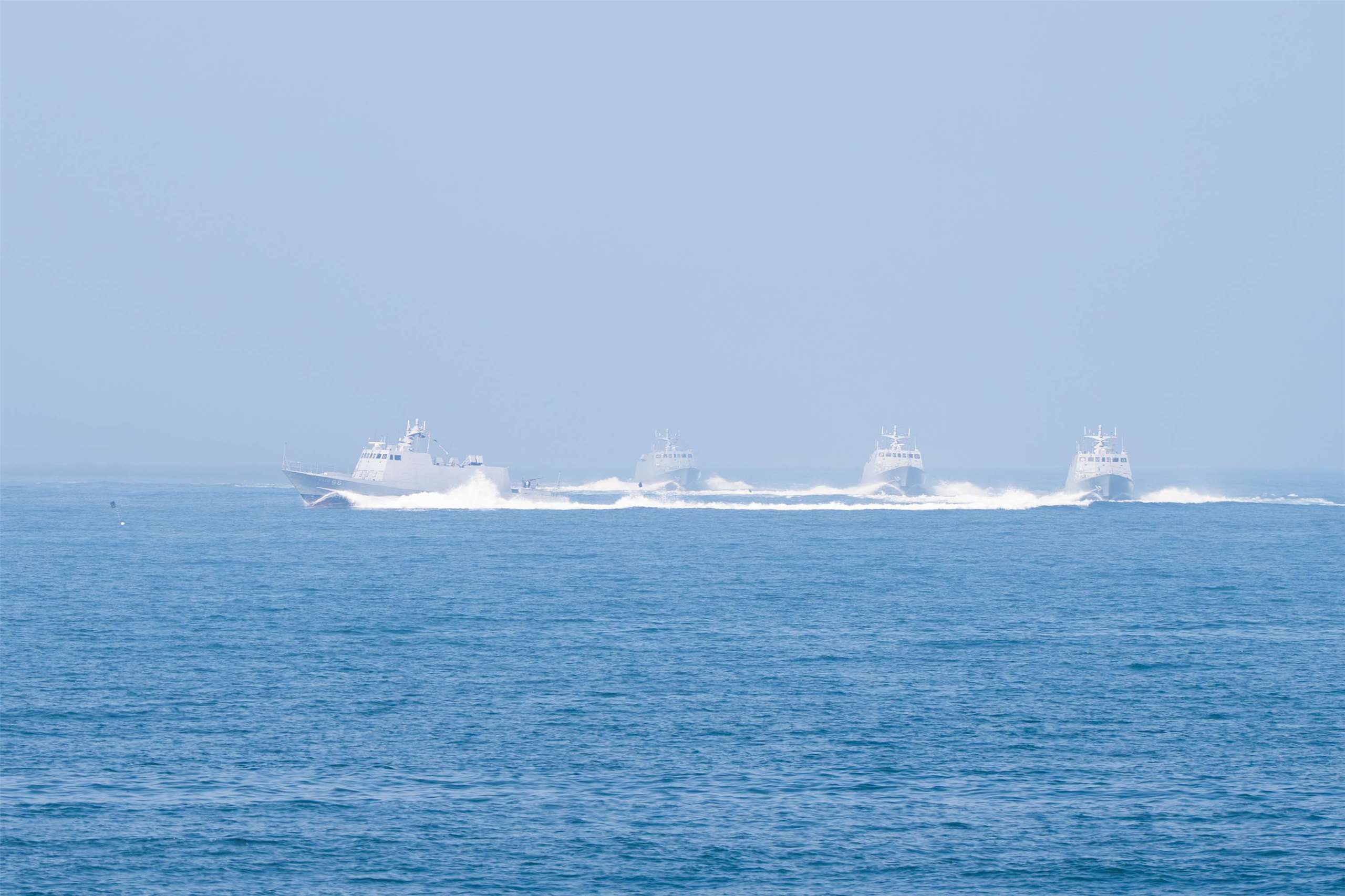 海軍海鋒大隊飛彈車運用現場植披展現完美偽裝，配合海上光六飛彈快艇，對模擬敵船團區域實施「多彈飽和攻擊」。(楊仁翔 攝)