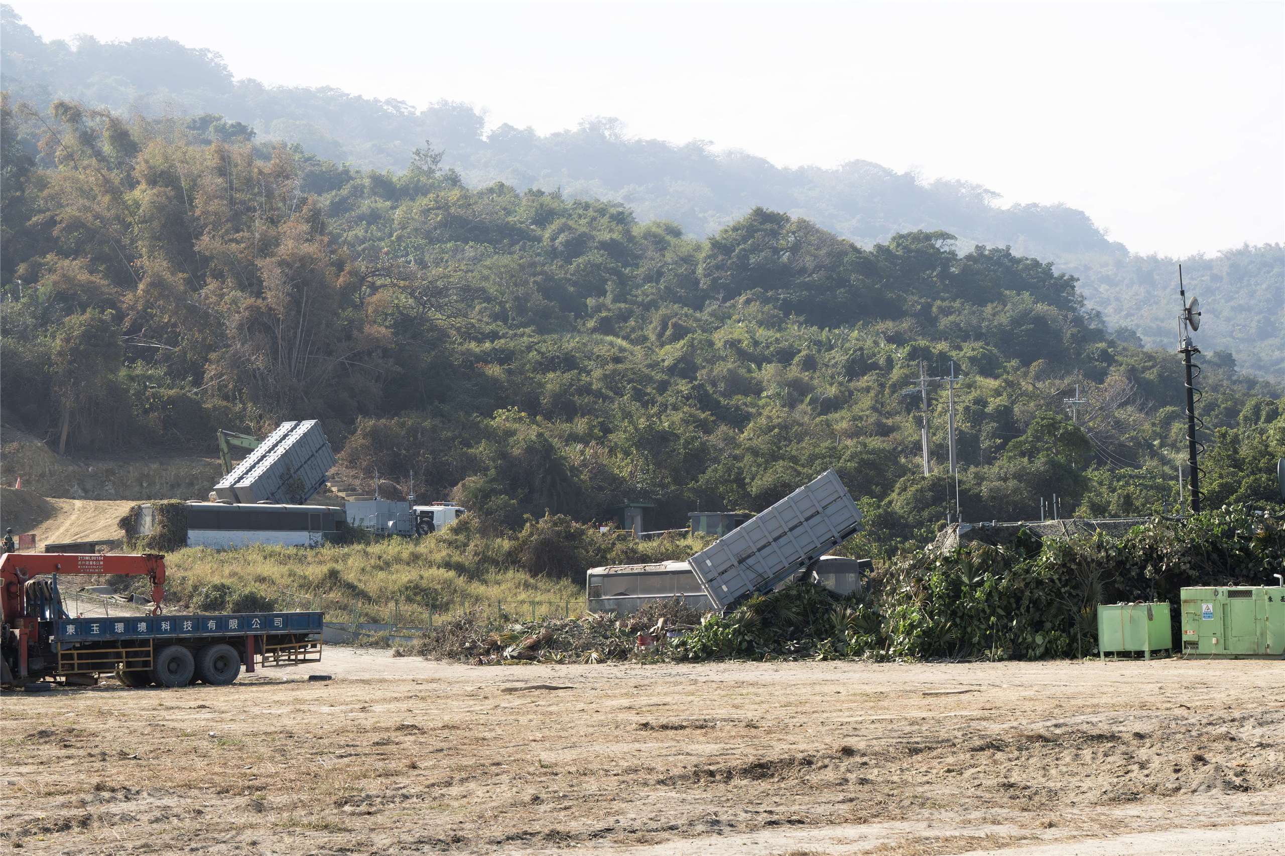 海軍海鋒大隊飛彈車運用現場植披展現完美偽裝，配合海上光六飛彈快艇，對模擬敵船團區域實施「多彈飽和攻擊」。(楊仁翔 攝)
