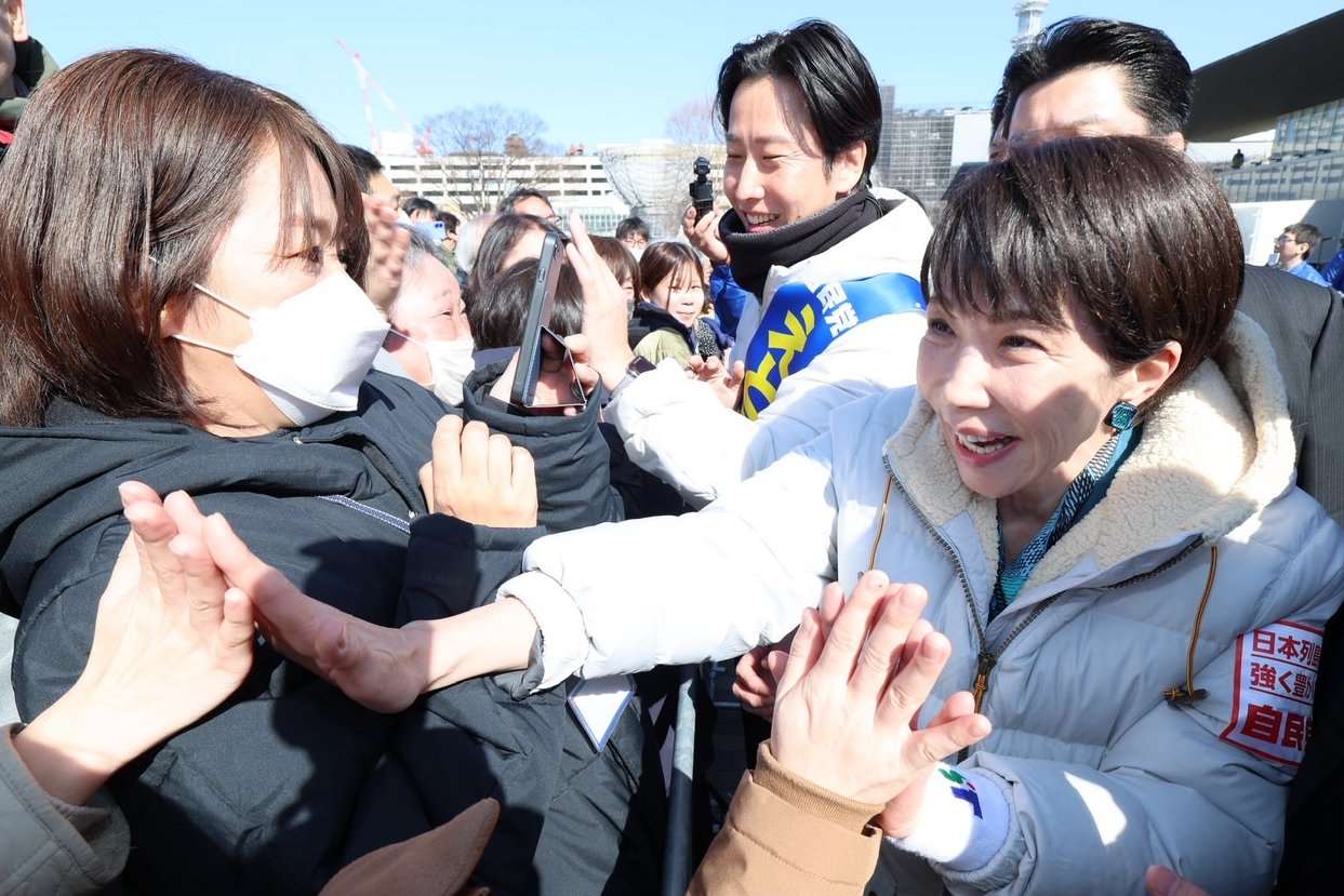 日本首相高市早苗為自民黨大分縣大分市的眾議員候選人助選，許多民眾熱情與她急掌應援。(X平台/@takaichi_sanae)

