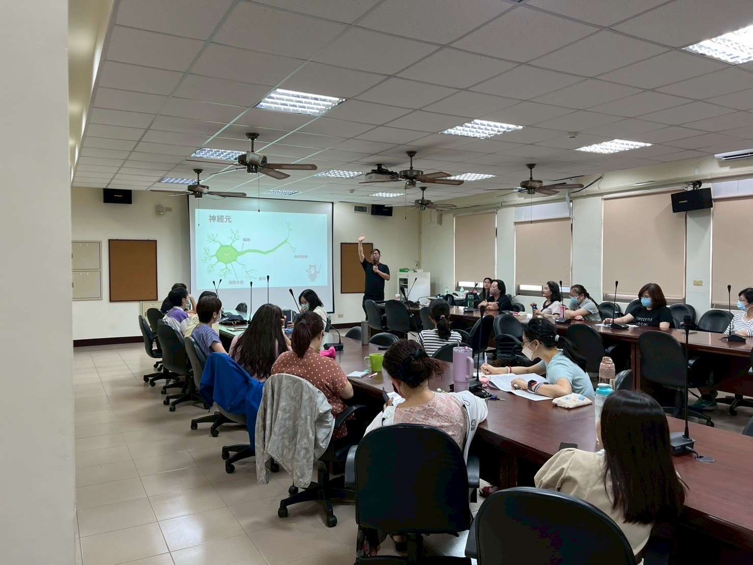 康Sir經常受邀對老師及家長進行培訓或分享演講