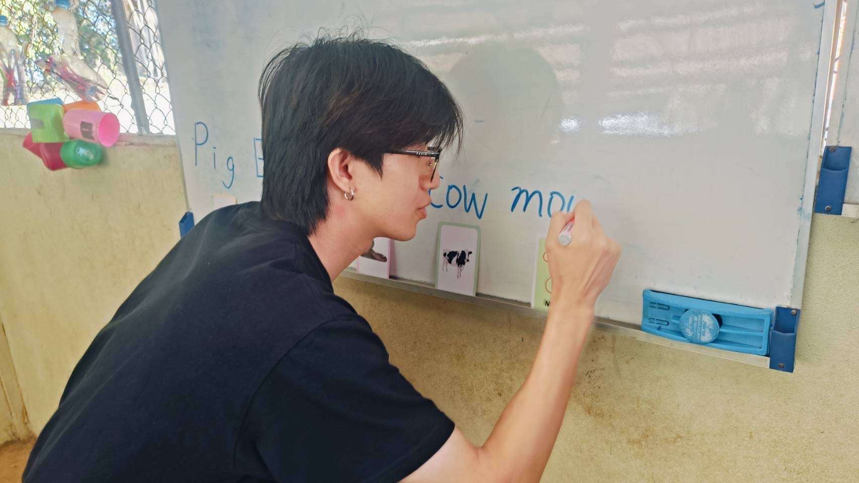 亞大師生團隊的志工指導英文，教學互動與服務。(圖：亞洲大學提供)