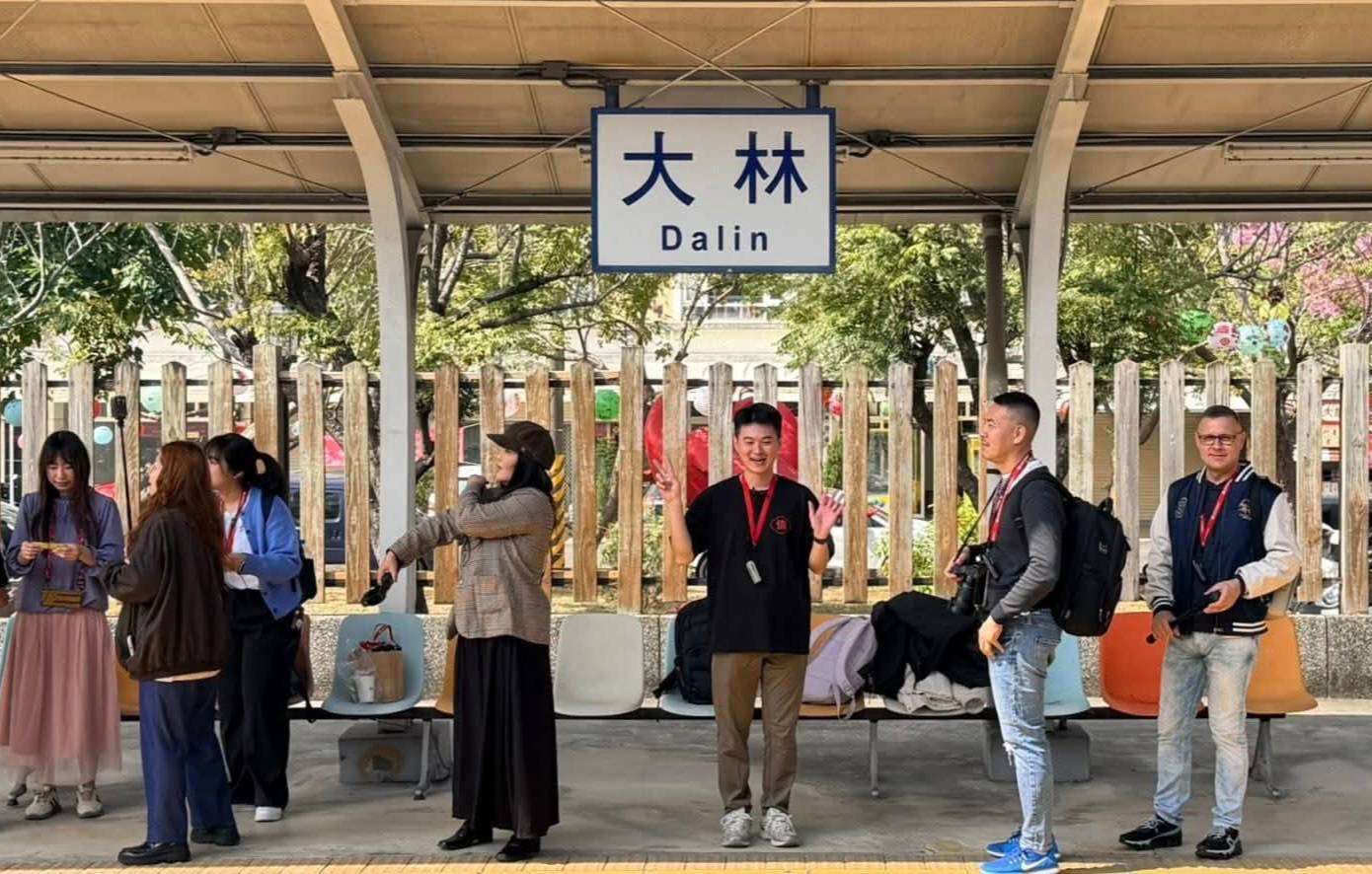 在地青年周仕昌帶領  進行大林文化走讀