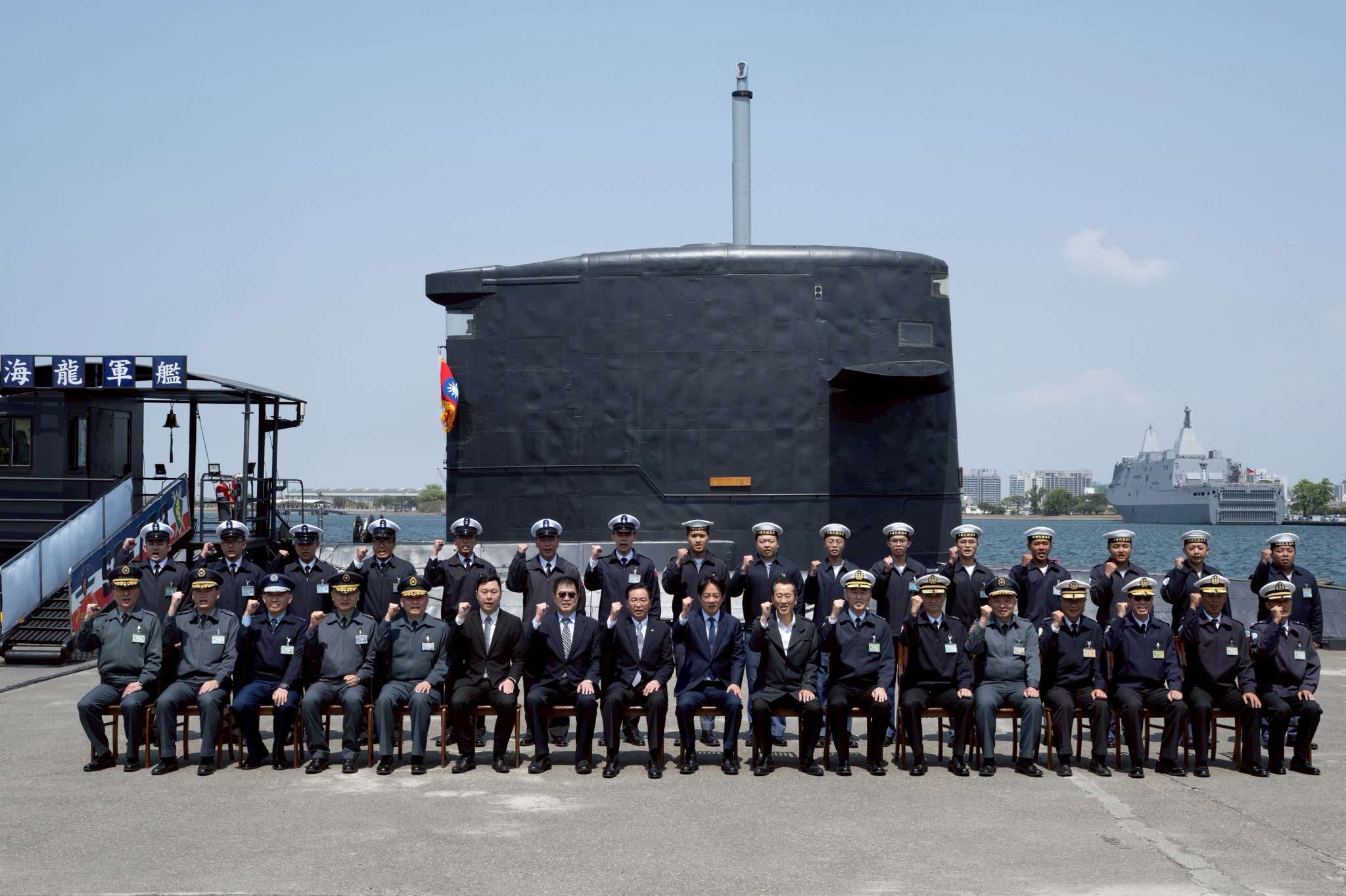 總統賴清德19日前往高雄，登艦視導海龍軍艦。 (圖:總統府)