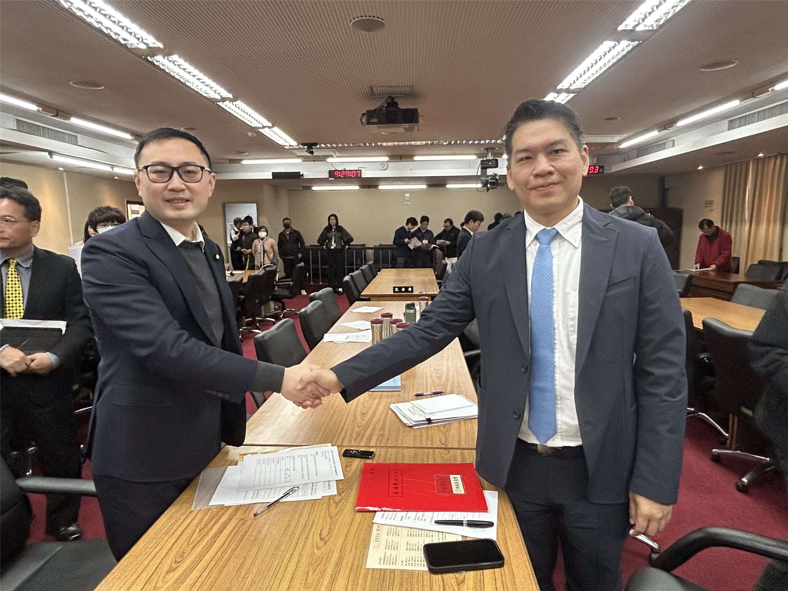 立法院今天(11日)舉行8個常設委員會召委選舉，經推舉，內政委員會由民進黨立委李柏毅(右)、國民黨立委廖先翔(左)擔任召委。(趙婉淳 攝)