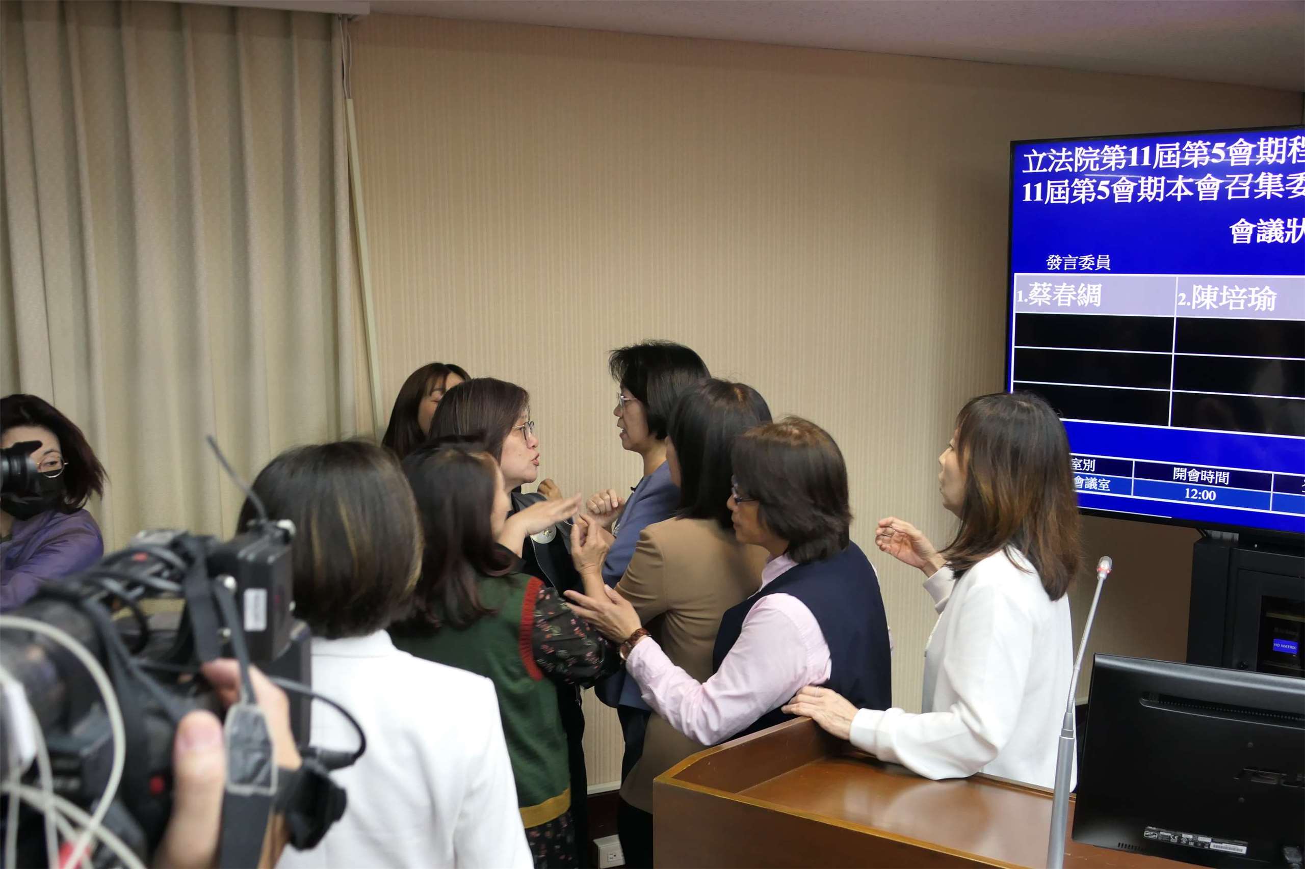 立法院程序委員會今天(17日)開會討論下次院會議程，在處理民眾黨團提案時，民進黨立委表達異議，會議主席、國民黨立委翁曉玲未表決，旋即裁示援例將議程草案提報院會處理，此舉引發民進黨立委抗議，痛批國民黨人數不足輸了就沒收表決。(趙婉淳 攝)