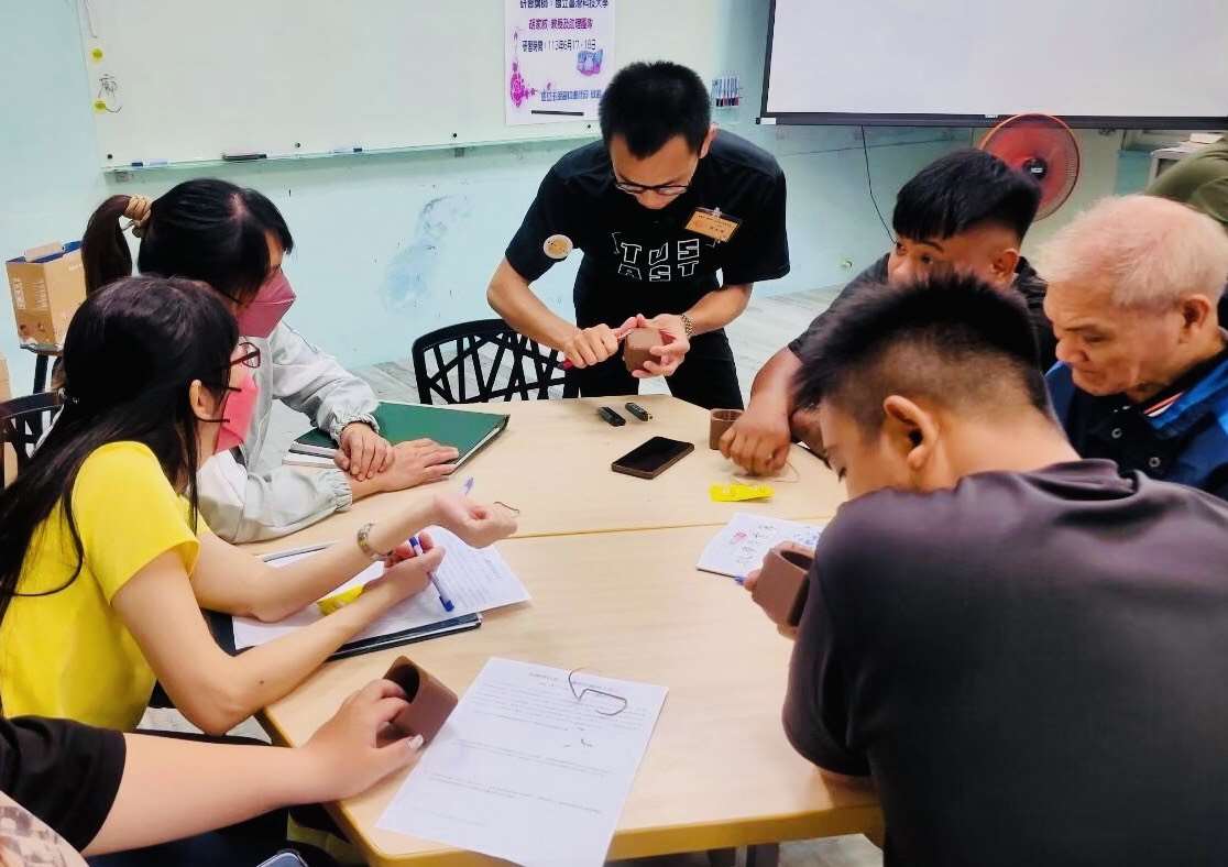台灣科技大學助理教授胡家紋帶領台科大技優學生深入花蓮，教導高中生和進修部學員學習電腦繪圖與3D列印技術，實現偏鄉教育與社會服務。(圖：胡家紋老師提供)