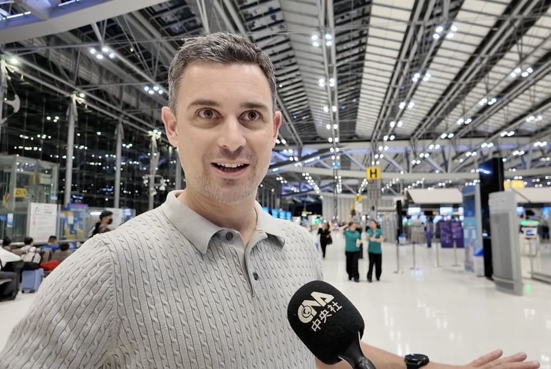 中東衝突擾亂航班，法國旅客阿列茲原本要搭乘卡達航空的班機赴香港出差，但因航空公司飛機調度問題，航班被取消，被迫重買機票並提早於3日凌晨出發。
