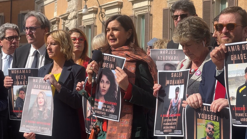 曾任義大利國會議長的民主黨（PD）議員博爾德里尼（Laura Boldrini）（持麥克風者）3日參加一場快閃活動，呼籲伊朗釋放先前上街示威抗議的青年。