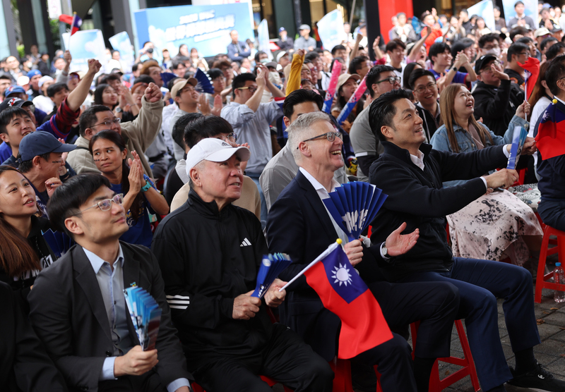 LD
蔣萬安、馮國斌觀賞經典賽戶外轉播賽事（2）
2026世界棒球經典賽（WBC）5日上午在日本東京正
式開打，由台灣隊迎戰澳洲隊，台北市長蔣萬安（前
右）、澳洲駐台辦事處代表馮國斌（Robert 
Fergusson）（前左3）出席，一同為球隊加油打氣。
中央社記者趙世勳攝　115年3月5日
