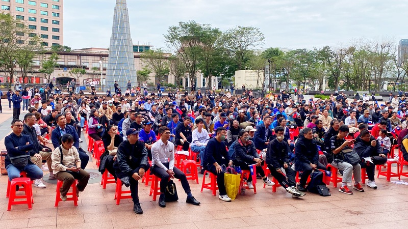 LG
WBC台澳戰　新北戶外直播（2）
新北市政府體育局5日上午在市府市民廣場前，舉辦
世界棒球經典賽（WBC）台灣隊對戰澳洲隊戶外直
播，吸引約500名球迷場。
中央社記者黃旭昇新北攝     115年3月5日
