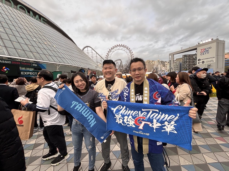 LF
台灣球迷剛飛抵東京立刻抵東京巨蛋
世界棒球經典賽（WBC）台日大戰6日晚間在東京巨
蛋點燃戰火，台灣球迷剛抵達東京，隨即與家人前往
東京巨蛋為台灣隊應援。
中央社記者戴雅真東京攝　115年3月6日
