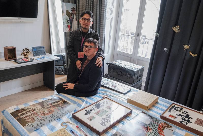 馬德里「Hybrid Art Fair當代藝術博覽會」台灣主題國
專題展「台灣潮—間歇之力」，由藝術團隊「走路草
農／藝團」成員劉星佑（前）與陳漢聲（後）擔任策
展人，將台灣的藝術「潮流」帶到西班牙，並期待向
西國觀眾介紹台灣歷史及民主社會向前邁步的「間歇
之力」。

