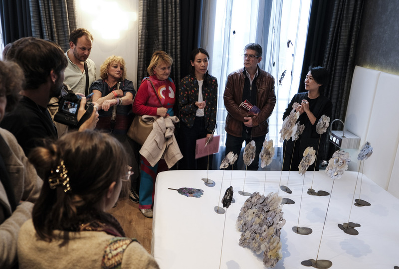 馬德里「Hybrid Art Fair當代藝術博覽會」台灣主題國
專題展「台灣潮—間歇之力」5日開幕，特為展會貴
賓舉行藝術家導覽。金工藝術家江枚芳親赴展會，在
展間為觀眾介紹她運用鋁材和特色工藝技法，結合童
年回憶與台灣廟宇元素打造的作品。

