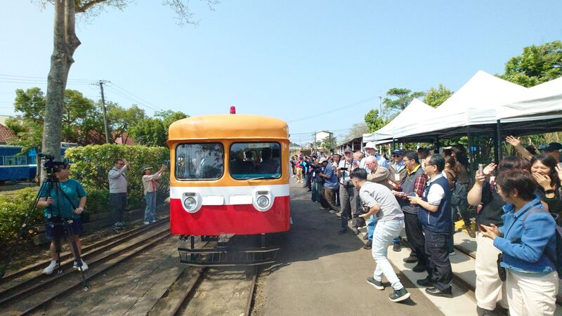 台糖80週年台英共鳴交流慶典，7日在嘉義蒜頭糖廠蔗埕文化園區舉行，台糖技師團隊精心修復的252巡道車緩緩駛出，沿著蒜頭糖廠鐵道徐徐前行掀起活動高潮。