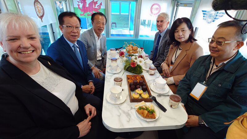 台糖7日在嘉義蒜頭糖廠蔗埕文化園區舉行80週年台英共鳴交流慶典，推出「藍皮復古餐車特展」，規劃台英風味下午茶，行銷推廣台糖五分車園區觀光。右2為觀光署長陳玉秀、左2為台糖董事長吳明昌、左3為嘉義縣長翁章梁。