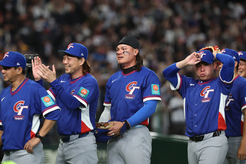 LF
WBC台灣勝韓國　張育成眼眶泛紅
世界棒球經典賽（WBC）8日在東京巨蛋上演台韓大
戰，台灣隊終場以5比4拿下勝利，台灣隊張育成
（中）賽後一度紅了眼眶。
中央社記者王騰毅攝  115年3月8日
