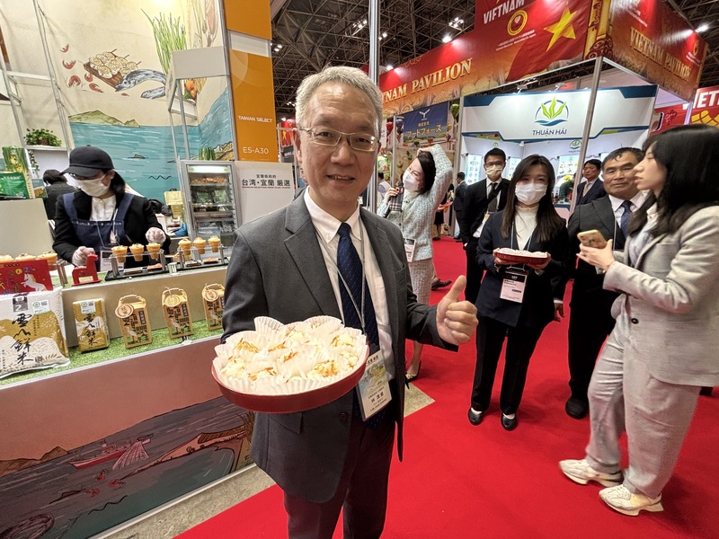 東京國際食品展（FOODEX JAPAN 2026）10日在Tokyo Big Sight登場。宜蘭縣代理縣長林茂盛邀請參觀者品嚐宜蘭風味。
