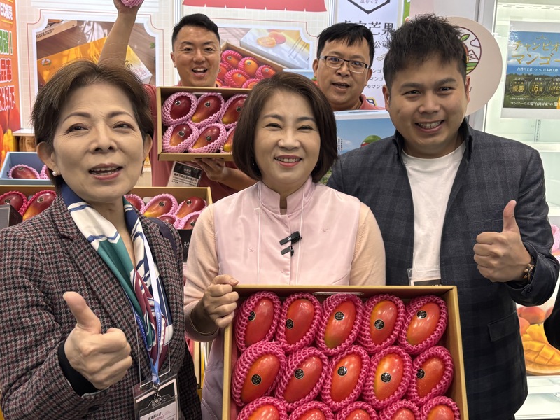 東京國際食品展（FOODEX JAPAN 2026）10日在Tokyo Big Sight登場，屏東縣長周春米（中）推薦屏
東的愛文芒果，希望透過這次展覽，讓這項產品「好上加好」，讓更多日本消費者認識並品嘗到來自屏東的頂級芒果。
