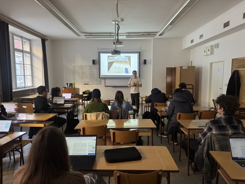 走進捷克查理大學的課堂，台灣議題成為學生討論焦點。在「台灣講座」計畫下，查理大學開設多門聚焦台灣的課程，學生就台灣的宗教文化、國族建構與數位民主展開討論。