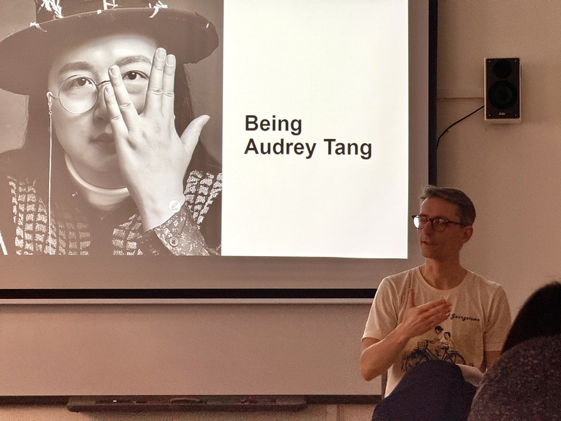 來到捷克查理大學開設的「當代台灣的民族國家建構與其歷史根源」課堂上，德籍教師田雅各（Jacob F. Tischer）介紹台灣前數位發展部部長唐鳳的「數位民主」理念。
