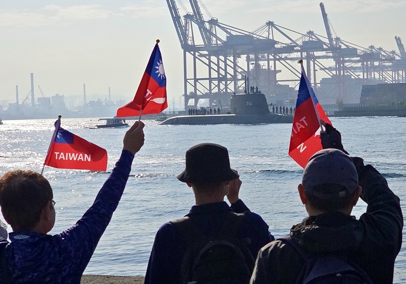 潛艦國造原型艦海鯤艦12日進行第6次潛航測試，有民眾前往高雄港口揮舞印有Taiwan字樣國旗，高喊加油口號。
