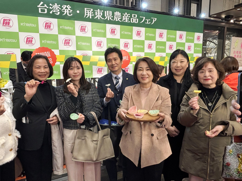 屏東縣長周春米（右3）率團赴日行銷屏東農產品行程緊湊，繼參加東京國際食品展（FOODEX JAPAN 2026）後，12日轉往大阪，在關西指標性通路「近鐵百貨阿倍野本店」舉行屏東農產品拓銷記者會，現場讓民眾試吃屏東蜜棗的好滋味。