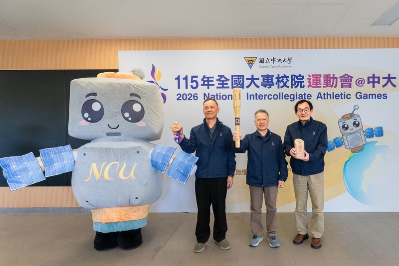 中央大學承辦115年全國大專校院運動會，今年賽會共設21項競賽種類，吉祥物「歐比」（Orbit）13日在記者會亮相，造型是具備太陽能板翅膀的可愛衛星機器人。（中央大學提供）