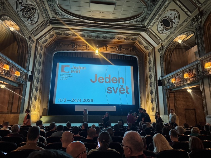 3部台灣電影登上捷克電影節「One World國際人權影展」，分別是探討母女關係的劇情片「小雁與吳愛麗」、聚焦泰雅族文化傳承的「烤火房的一些夢」，以及關注印尼松巴島奴隸制度議題的「奴隸島」，展現台灣對多元人權議題的關注與視角。