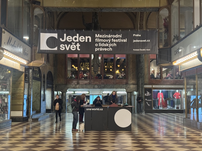 第28屆捷克電影節「One World國際人權影展」11日至19日在布拉格舉行，影展關注性別平權、政治迫害、難民處境與少數族群權益等全球人權議題，吸引世界各地影人與觀眾共襄盛舉。
