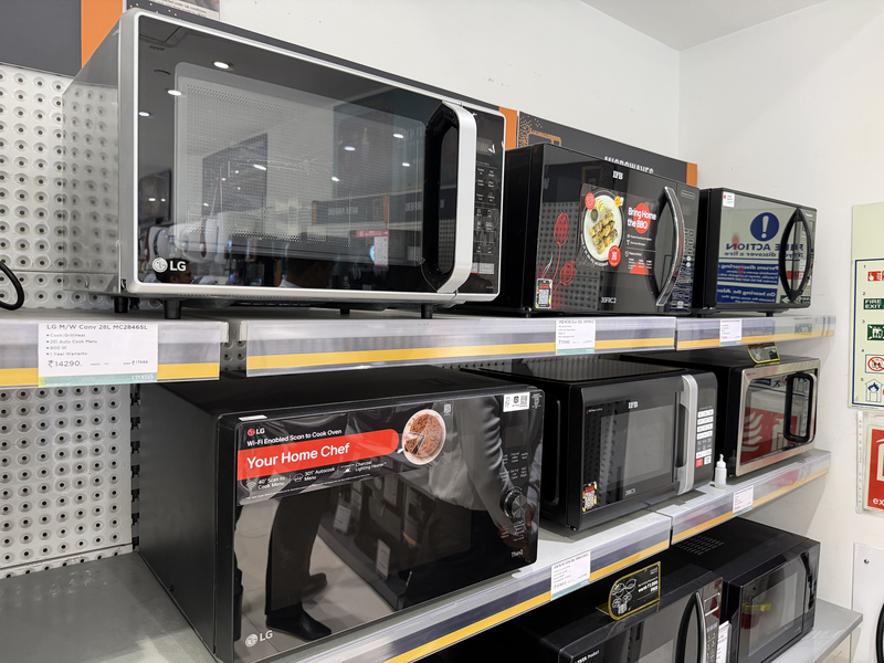 印度桶裝液態石油氣因中東衝突短缺，民眾搶購冷凍食品，只需插電就能為食物加熱的微波爐也成為熱銷商品。
