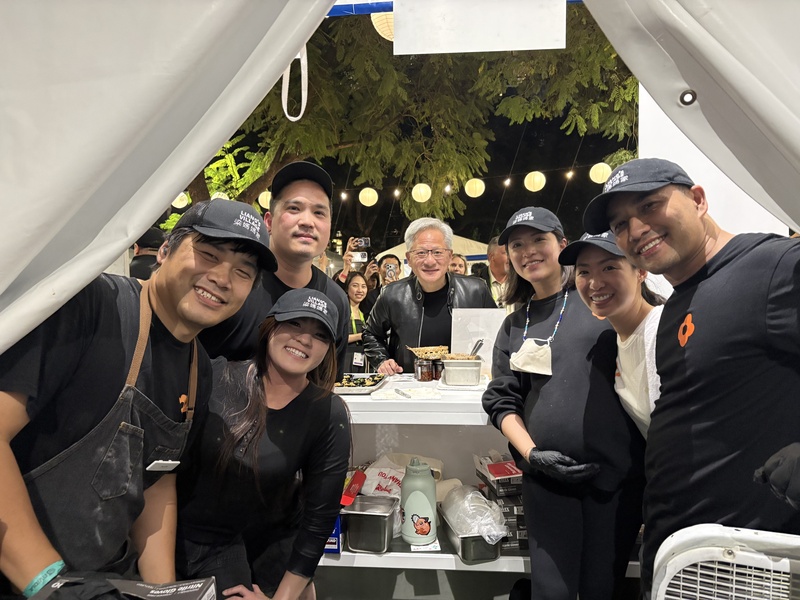 輝達執行長黃仁勳17日逛GTC夜市，在台灣小吃店與老闆和員工合影留念。
（Jodie提供）
