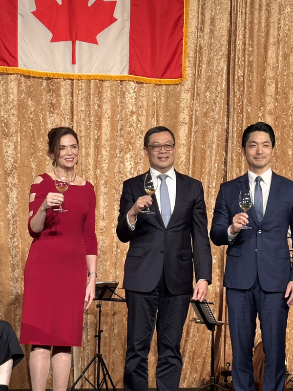 「加拿大駐台北貿易辦事處40週年酒會」19日在台北登場，加拿大駐台代表何曼麗（Marie Louise Hannan，左）、外交部政務次長陳明(示其)（中）、台北市長蔣萬安（右）敬酒。
