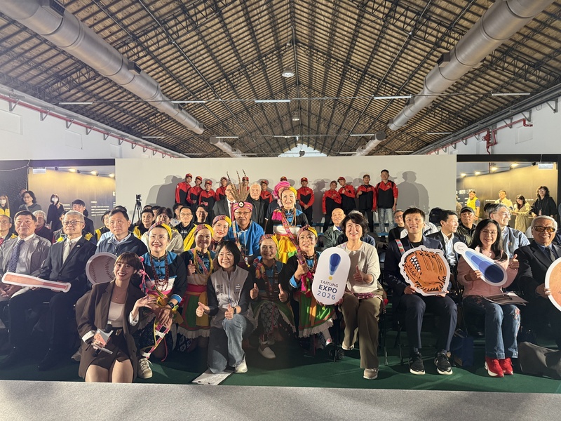 台東縣是台灣棒球人才庫，「2026台東博覽會：紅土之上棒球特展」21日開展，開展記者會上，運動部長李洋（前排右3）、台東縣長饒慶鈴（右4）、中職秘書長楊清瓏及退役球員鄭幸生、張泰山等人都有出席。
