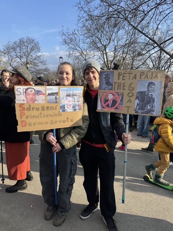 逾20萬名捷克民眾21日下午聚集在布拉格萊特納公園示威。捷克高中生Teo（右）告訴中央社記者，他不支持政府在目前歐洲局勢下，對環境部和國防部提供過低的預算。捷克高中生Julie（左）則表示，她擔憂捷克會步上斯洛伐克的後塵，公共媒體資金被政府掌握。
