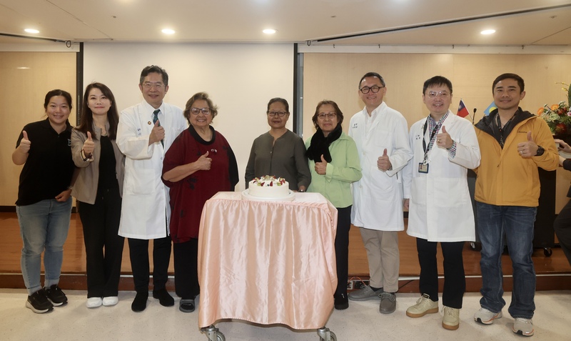 馬偕紀念醫院24日舉行記者會，帛琉首例轉診來台換肝病人米德莉（Mrs. Mildred）（中）在馬偕醫院醫療團隊治療下出院，馬偕紀念醫院總院長張文瀚（左3）、外科部副主任林俊昌（右3）、國際醫療團隊歡送米德莉出院。