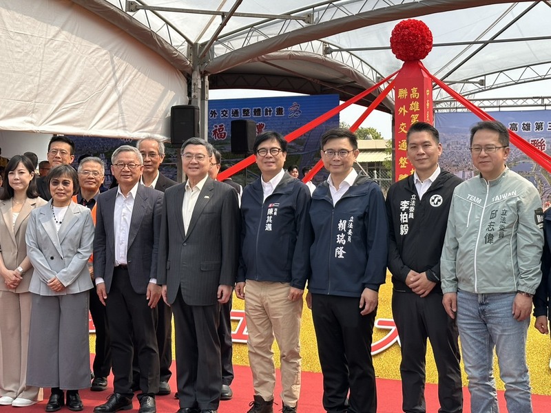 「高雄第3(楠梓)園區聯外交通計畫」28日舉辦動土祈福典禮，行政院長卓榮泰(前左4)、高雄市長陳其邁(前右4)等執鏟動土。