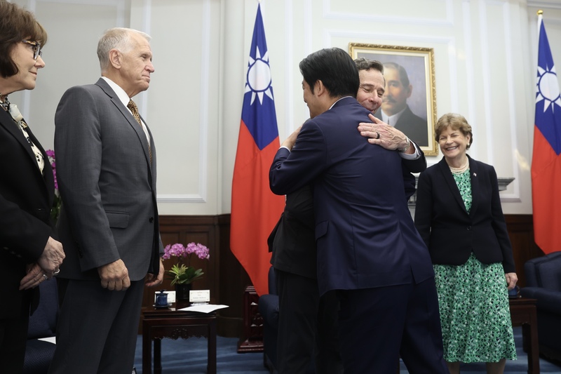 總統賴清德（右3）30日上午在總統府接見美國聯邦參議院跨黨派議員訪團，與共和黨參議員匡希恆（John Curtis）（右2）擁抱致意。
