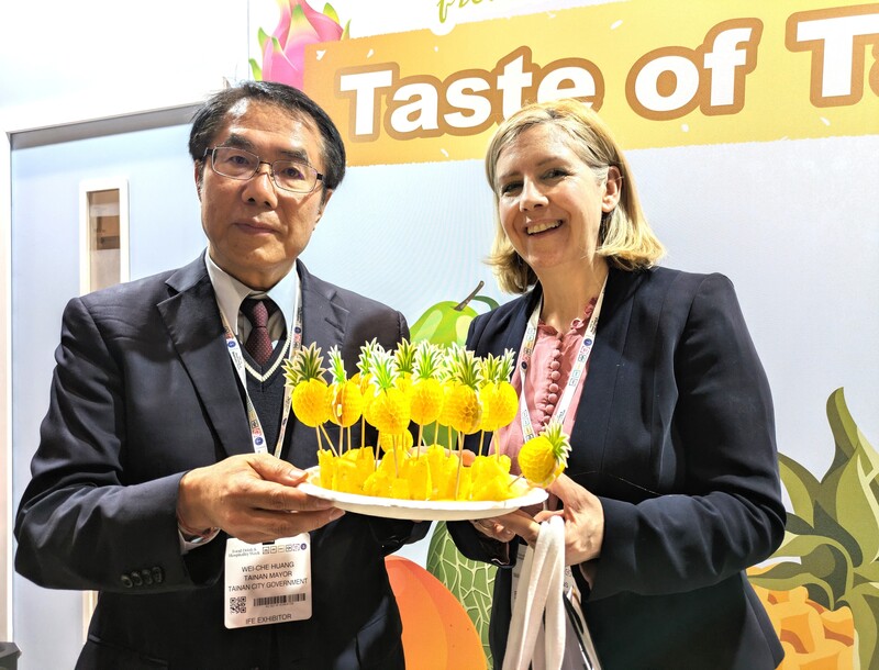 台南市長黃偉哲（左）率團赴倫敦，首度參加英國規模最大的國際食品飲料展（IFE），30日開幕，近日剛訪問台南的英國大林肯郡市長詹金斯（右）出席，為台南農漁特產站台。
