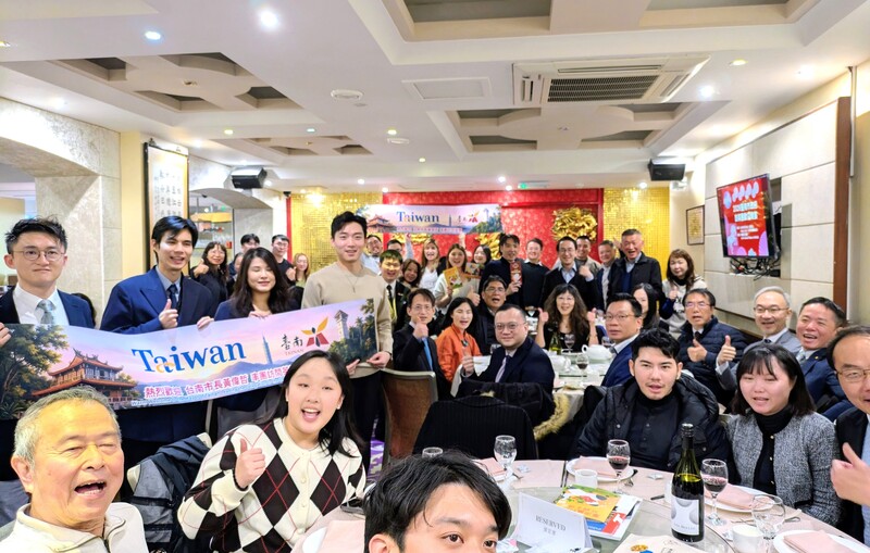 台南市長黃偉哲（前第2排右3）率領台南廠商參加英國規模最大的國際食品飲料展（IFE），29日晚間在駐英國代表姚金祥（前第2排右2）陪同下，與在英台商等僑界人士餐敘，交流市場觀察和各領域實務經驗。