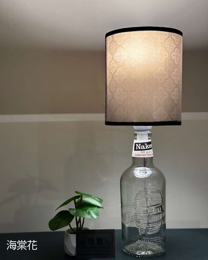 用酒瓶改成的桌燈
